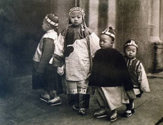 CHINESE IMMIGRANTS, c1900. Immigrant children in San Francisco s Chinatown. Photograph, c1900, by Arnold Genthe.  Copyright: xGRANGERx xGRANGERx 0022493