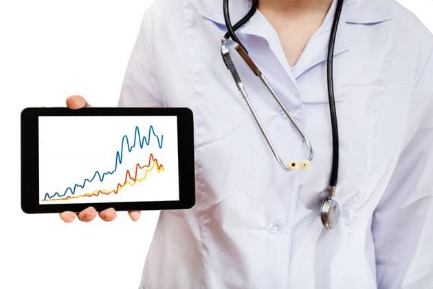nurse holds tablet pc with chart picture nurse holds tablet pc with chart picture isolated on white background ,model released, Symbolfoto ,property released Copyright: xZoonar.com ValeryxVoennyyx 7103944 ,model released, Symbolfoto ,property released