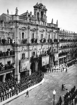 FRANCO WELCOMES AMBASSADOR. General Francisco Franco, on balcony, welcoming the German ambassador to Spain with ceremonies at the town hall in Salamanca, 1937. Spanish infantrymen are at left, Moorish infantry and cavalry are at right.  Copyright: xGRANGERx xGRANGERx 0028410