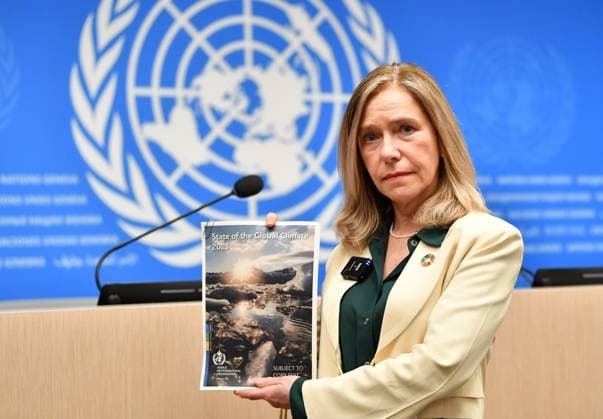 Bilder des Jahres 2024, News 03 März News Themen der Woche KW12 News Bilder des Tages (240320) -- GENEVA, March 20, 2024 -- World Meteorological Organization (WMO) Secretary-General Celeste Saulo poses with the new report on the state of the global climate in 2023 at a press conference in Geneva, Switzerland, March 19, 2024. The United Nations (UN) climate chief issued a red alert on Tuesday as new data showed that records for every single climate indicator were shattered in 2023. The UN s climate agency, WMO, has released a new report on the state of the global climate in 2023. It shows that last year, records were broken for various climate change indicators like greenhouse gas levels, surface temperatures, ocean heat and acidification, rising sea levels, Antarctic sea ice cover and glacier retreat. ) SWITZERLAND-GENEV 