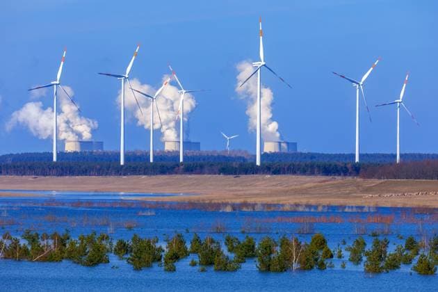Cottbuser Ostsee mit Kraftwerk Jaenschwalde DEU Deutschland Brandenburg Cottbus Schlichow, 19.03.2024, Flutung Cottbuser Ostsee, Blick ueber den zukuenftigen See mit Kraftwerk Jaenschwalde und Windraedern am Horizont. Flutung des ehemaligen Braunkohletagebaus Cottbus-Nord zum Cottbuser Ostsee . Der Cottbuser Ostsee wird gegenwaertig durch das Lausitzer Bergbauunternehmen LEAG geflutet - bis Mitte der 2020er Jahre entsteht ein 1900 Hektar grosser See am Rand der Stadt Cottbus. Seit kurzer Zeit ist die Wasserflaeche des zukuenftigen Sees, auch die Innenkippe, erstmals fast vollstaendig ueberflutet und mit Wasser bedeckt. *** Cottbuser Ostsee with Jaenschwalde power station DEU Germany Brandenburg Cottbus Schlichow, 19 03 2024, Flooding Cottb AF_CB_Ostsee_64107.jpeg