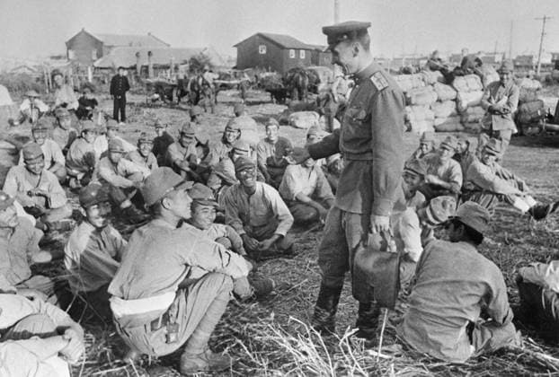 MANCHURIA PRISONERS 1761 03.09.1945 Soviet soldiers and officers talking to captive Japanese soldiers. San Sputnik Manchzhuriya China  Copyright: xSanx