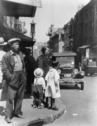 CHINESE IMMIGRANTS.A street scene in San Francisco s Chinatown. Photograph, c1920, by Arnold Genthe.  Copyright: xGRANGERx xGRANGERx 0032302