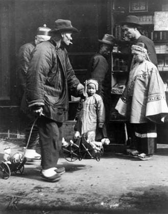 CHINESE IMMIGRANTS. A street toy vendor in San Francisco s Chinatown. Photograph, c1900, by Arnold Genthe.  Copyright: xGRANGERx xGRANGERx 0032303
