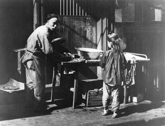 IMMIGRANTS: CHINESE. A butcher working outdoors on the streets of San Francisco s Chinatown: photograph, c. 1900, by Arnold Genthe.  Copyright: xGRANGERx xGRANGERx 0032304