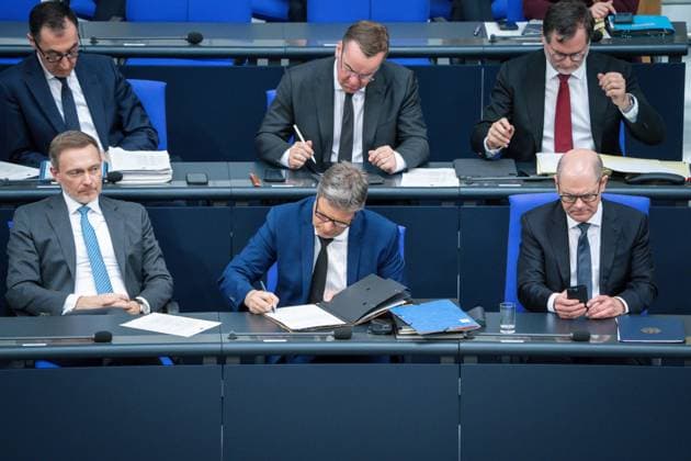 News Bilder des Tages Deutscher Bundestag, 159. Plenarsitzung Bundeskanzler Olaf Scholz (SPD), Robert Habeck Bundeswirtschafts- und Klimaminister (Gruene) und Christian Lindner Bundesfinanzminister Christian Lindner (FDP), zweite Reihe (l) Cem Oezdemir Bundeslandwirtschaftsminister (Gruene), Boris Pistorius Verteidigungsminister (SPD), Wolfgang Schmidt Kanzleramtsminister (SPD) auf der Regierungsbank bei Regierungserklaerung zum Europaeischen Rat bei der 159. Sitzung des Deutschen Bundestag in Berlin, 20.03.2024 Berlin Berlin Deutschland *** German Bundestag, 159th plenary session Federal Chancellor Olaf Scholz SPD , Robert Habeck Federal Minister of Economics and Climate Minister Greens and Christian Lindner Federal Minister of Finance Christian Lindner FDP ,