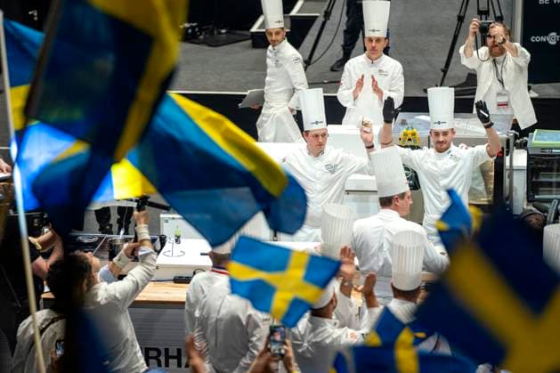 News Themen der Woche KW12 News Bilder des Tages Bocuse d?Or Europe i Trondheim Trondheim 20240320. Gustav Leonhardt, Noël Moglia Og Peter Asp Jelks?ter fra Sverige etter serveringen av forste rett under europafinalen i Bocuse d?Or Europe i Trondheim Spektrum, onsdag. Kandidater og team fra 20 land skal over to dager konkurrere om pallplassering og muligheten til a representere landet sitt i verdensfinalen i Lyon i 2025. Foto: Gorm Kallestad NTB Trondheim Norge hi2UV-TmptE EDITORIAL USE ONLY Ref:_BNC_ENThi2UV-TmptE.jpg  Copyright: xGormxKallestadx xNTBx