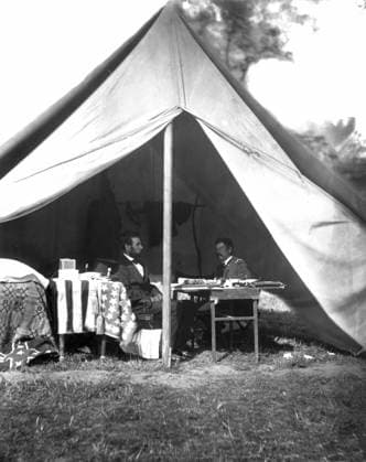 LINCOLN & McCLELLAN. Abraham Lincoln (1809-1865), 16th President of the United States, and General George B. McClellan on the battlefield in Antietam, Maryland. Photograph by Alexander Gardner, probably 3 October 1862.  Copyright: xGRANGERx xGRANGERx 0034414