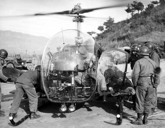 KOREAN WAR: HELICOPTER. U.S. soldiers load two stretcher cases onto a helicopter for transport to a hospital behind the front line, 1952.  Copyright: xGRANGERx xGRANGERx 0034591