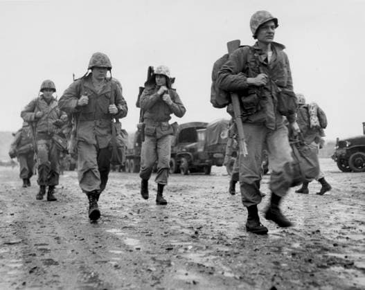KOREAN WAR: U.S. MARINES heading for helicopters to take them to the front, March 1953.  Copyright: xGRANGERx xGRANGERx 0034955