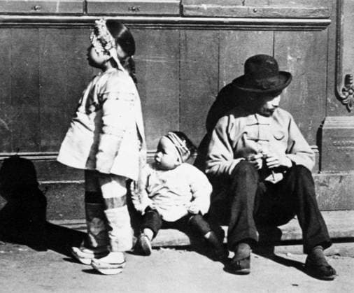 IMMIGRANTS: CHINESE, c1895. Chinese immigrants in San Francisco s Chinatown, photographed, c1895, by Arnold Genthe.  Copyright: xGRANGERx xGRANGERx 0035493