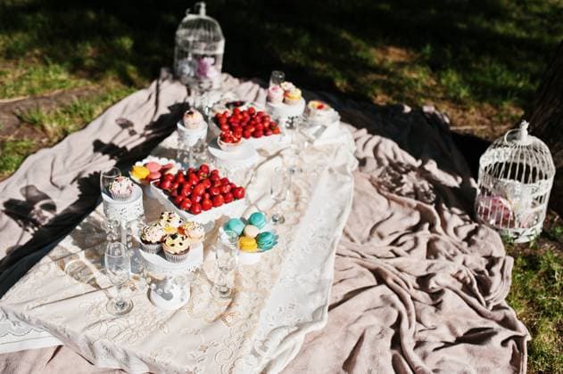 Picnic table with decor on grass with macaroon, strawberry and cup cake Picnic table with decor on grass with macaroon, strawberry and cup cake ,model released, Symbolfoto ,property released Copyright: xZoonar.com ASxphotographyx 9797647 ,model released, Symbolfoto ,property released