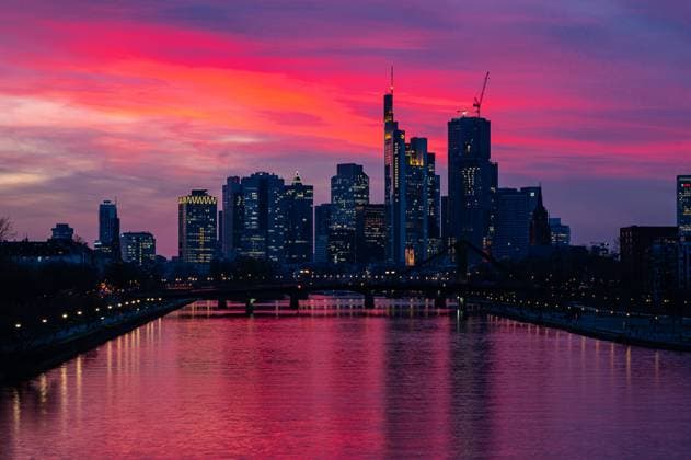 Bilder des Jahres 2024, News 03 März News Themen der Woche KW12 Creative Highlights World 20.03.2024, xovx, Architektur, Wetter, Abendstimmung zum Frühlingsanfang über der Skyline von Frankfurt am Main, Hessen Abendstimmung zum Frühlingsanfang über der Skyline in Frankfurt am Main nach einem milden Frühlingstag mit Temperaturen von annähernd 20Â° C. Frankfurt am Main Osthafenbrücke Hessen Deutschland (DE) *** 20 03 2024, xovx, Architecture, Weather, Evening mood at the beginning of spring over the skyline of Frankfurt am Main, Hesse Evening mood at the beginning of spring over the skyline in Frankfurt am Main after a mild spring day with temperatures approaching 20°C Frankfurt am Main Osthafenbrücke Hesse Germany EN