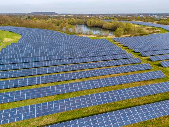 Solarpark Mühlenfeld, bei Neukirchen-Vluyn, auf 24 Hektar sind über 15.000 Solarmodule verteilt, sie erzeugen 3,5 Mio. Kilowattstunden jährlich, NRW, Deutschland, Solarpark *** Mühlenfeld solar park, near Neukirchen Vluyn, over 15,000 solar modules spread over 24 hectares, generating 3.5 million kilowatt hours per year, NRW, Germany, solar park