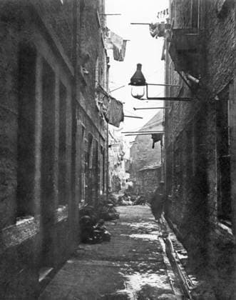 SCOTLAND: GLASGOW, 1868. A close (alley) off High Street in Glasgow, Scotland. photograph by Thomas Annan, 1868.  Copyright: xGRANGERx xGRANGERx 0043136
