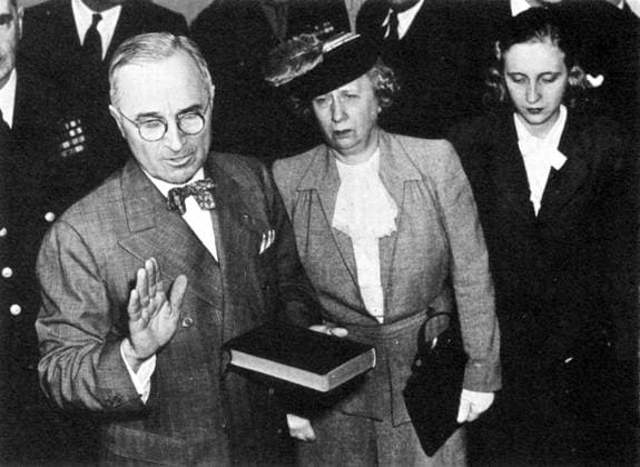 HARRY S. TRUMAN (1884-1972). Thirty-third President of the United States. Truman, with his wife Bess and daughter Margaret behind him, being sworn in as the 33rd President of the United States following the death of Franklin Delano Roosevelt, April 12, 1945.  Copyright: xGRANGERx xGRANGERx 0044399