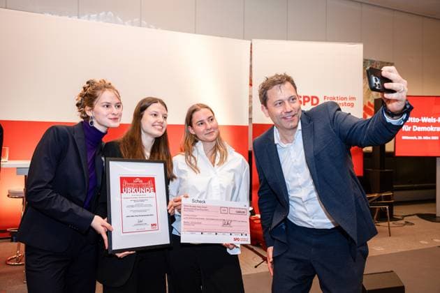 SPD, Lars Klingbeil takes a selfie with winners of the Otto Wels Prize in the German Bundestag, 20 3 2024, Bundestag, Reichstag building, Berlin, Germany kreativmedia_spd_26