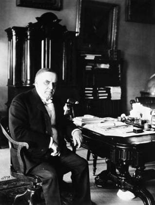 WILLIAM McKINLEY (1843-1901). 25th President of the United States. Photographed in his office in the White House in 1898.  Copyright: xGRANGERx xGRANGERx 0045552