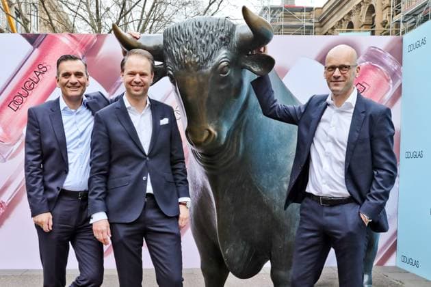 News Themen der Woche KW12 21.03.2024, Frankfurt, DEU Boersengang der Douglas Group an der Frankfurter Boerse Sander van der Laan, DOUGLAS Group CEO, Dr. Philipp AndrÃ *** 21 03 2024, Frankfurt, DEU Initial public offering of the Douglas Group on the Frankfurt Stock Exchange Sander van der Laan, DOUGLAS Group CEO, Dr. Philipp AndrÃ