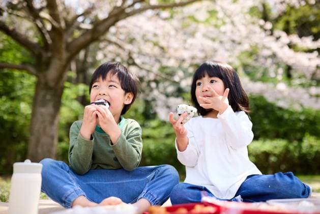 IMAGO Creative, Food, Japan, Onigiri Two children sitting on a blanket eating rice balls AFLO235682921  , 235682921.jpg, ,model released, Symbolfoto