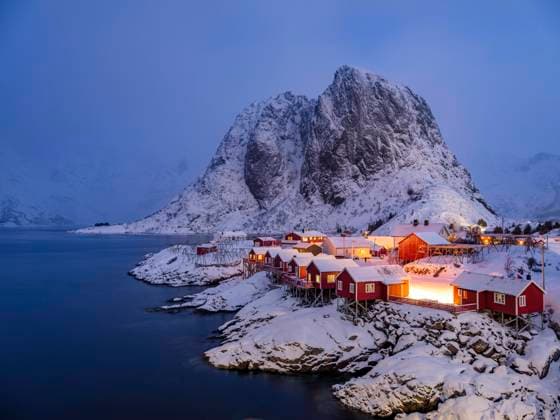  Rorbuer Hütten von Hamnoy am Fjord bei Dämmerung, hinten verschneite Berge, Hamnøy, Reine, Moskenesøya, Lofoten, Norwegen, Europa *** Rorbuer Huts from Hamnoy on Fjord at Twilight, at the back Snowy Mountains, Hamnøy, Pure, Moskenesøya, Lofoten, Norway, Europe Copyright: imageBROKER/HerbertxBerger ibxheb10362416.jpg