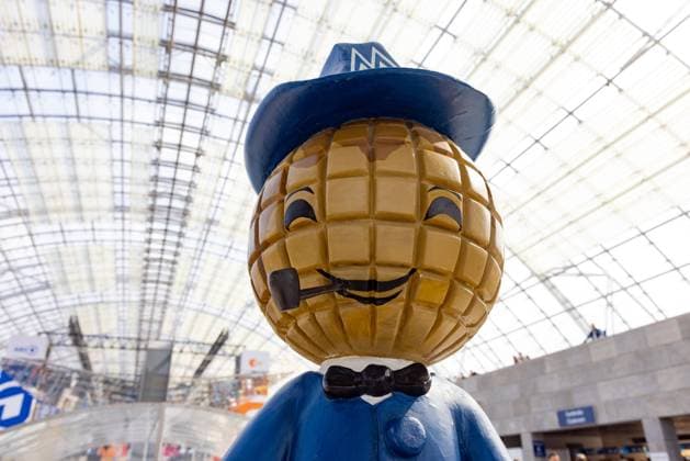 News Themen der Woche KW12 News Bilder des Tages Der Messemann, Maskottchen der Messe Leipzig auf der Leipziger Buchmesse (Foto vom 21.03.2024). Fuer Besucherinnen und Besucher oeffnet die Buchmesse am Donnerstag, 21.03.2024. Bis zum Sonntag praesentieren sich 2.085 Aussteller aus 40 Laendern, etwas mehr als 2023. Die Leipziger Buchmesse hat durch die Corona-Jahre schwierige Zeiten hinter sich, jetzt blickt sie wieder nach vorn. Es gibt mehr Aussteller und mehr Ticketvorverkaeufe als 2023. (Siehe epd-Meldung vom 21.03.2024) EDITORIAL USE ONLY *** The fair man, mascot of Messe Leipzig at the Leipzig Book Fair Photo from 21 03 2024 The book fair opens for visitors on Thursday, 21 03 2024 Until Sunday, 2,085 exhibitors from 40 countries will present themselves, slightly more than in 2023 The Copyright: epd-bild Paul-PhilippxBraun epd-Leipziger_Buchmesse20-kopieren