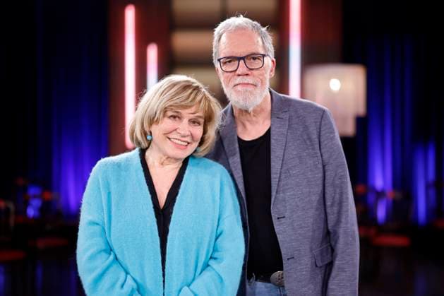 Entertainment Themen der Woche KW12 Entertainment Bilder des Tages Schlagersängerin Mary Roos und Kabarettist Wolfgang Trepper bei der Aufzeichnung der WDR-Talkshow Kölner Treff im WDR Studio Bocklemünd. Köln, 21.03.2024 NRW Deutschland *** Pop singer Mary Roos and cabaret artist Wolfgang Trepper at the recording of the WDR talk show Kölner Treff in the WDR Studio Bocklemünd Cologne, 21 03 2024 NRW Germany Copyright: xChristophxHardtx