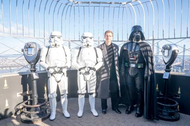 Bilder des Jahres 2024, Entertainment 03 März Entertainment Themen der Woche KW12 Entertainment Bilder des Tages Hayden Christensen Lights the Empire State Building Ahead of Dynamic Light Show to Celebrate STAR WARS-Themed Takeover (NEW) Hayden Christensen Lights the Empire State Building Ahead of Dynamic Light Show to Celebrate STAR WARS-Themed Takeover. March 21, 2024, New York, New York, USA: Hayden Christensen lights the Empire State Building ahead of the dynamic light show to celebrate the STAR WARS-themed takeover at The Empire State Building on March 21, 2024 in New York City. (Foto: M10s Thenews2 imago images) Hayden Christensen Lights the Empire State Building Ahead of Dynamic Light Show to Celebrate STAR WARS-Themed Takeover  Copyright: xRonxAdarx
