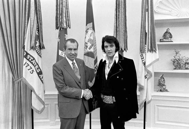 RECORD DATE NOT STATED USA: President Richard Nixon shaking hands with Elvis Presley at the White House, December 21, 1970 Elvis Presley met President Richard Nixon in the Oval Office of The White House on December 21, 1970. The Nixon Library & Birthplace sells a number of souvenir items with this photo and the caption, The President & the King . Copyright: xOlliexAtkinsxPicturesxFromxHistoryx