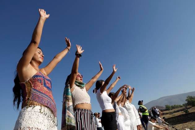 March 21, 2024, State of Mexico, Mexico: A woman raises her hands to fill herself with energy during the spring equinox in the archaeological zone of Teotihuacan in the Municipality of Teotihuacan, in the State of Mexico. on March 21, 2024 in State of Mexico, Mexico Teotihuacan Mexico - ZUMAe321 20240321_zia_e321_020 Copyright: xLuisxBarronx