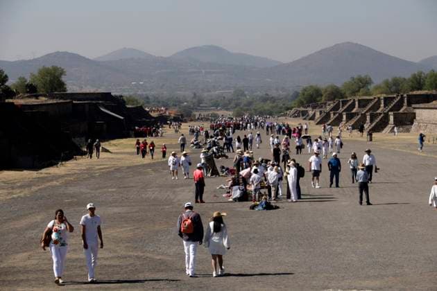 March 21, 2024, State of Mexico, Mexico:Tourists visit the Pyramid of the Sun to join the framework of the spring equinox in the archaeological zone of Teotihuacan in the Municipality of Teotihuacan, in the State of Mexico. on March 21, 2024 in State of Mexico, Mexico Teotihuacan Mexico - ZUMAe321 20240321_zia_e321_029 Copyright: xLuisxBarronx