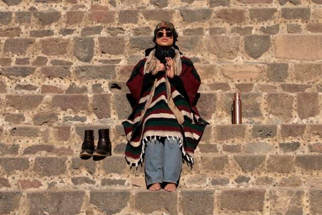 March 21, 2024, State of Mexico, Mexico: A woman meditates during the spring equinox in the archaeological zone of Teotihuacan in the Municipality of Teotihuacan, in the State of Mexico. on March 21, 2024 in State of Mexico, Mexico Teotihuacan Mexico - ZUMAe321 20240321_zia_e321_034 Copyright: xLuisxBarronx