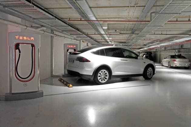 Tesla plug-in electric car Model X been charged by a Supercharger network in Supercharger station AUCKLAND - AUG 12 2018:Tesla plug-in electric car Model X been charged by a Supercharger network in Supercharger station.Model X ranked in 2016 seventh among the world s best-selling plug-in cars. EDITORIAL USE ONLY Copyright: xx RafaelxBen-Arix cewitness099711