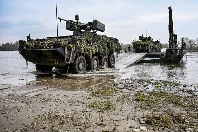 News Themen der Woche KW12 News Bilder des Tages Bundeswehr- und Natoübung Wettiner Schwert 2024 ** NUR FÜR REDAKTIONELLE ZWECKE ** EDITORIAL USE ONLY **<p>Tschechischer Radpanzer Pandur II rollt von einer Schwimmschnellbrücke Amphibie M3 der Bundeswehr. Bundeswehrsoldaten der Panzergrenadierbrigade 37 üben den Kampf um Gewässer und Gewässerübergang über die Elbe während der Übung Wettiner Schwert 2024 . Bei den Gewässerübergängen trainieren das verstärkte Panzerbataillon 393 aus dem thüringischen Bad Frankenhausen und das 41. Mechanisierte Bataillon aus dem tschechischen Å½atec, verstärkt durch eine deutsche Kompanie des Panzergrenadierbataillons 212 aus Augustdorf. Sie üben dabei unter anderem den Kampf um Gewässer wie auch das Überwinden von Gewässern und Einschn Copyright: MaurizioxGambarini doc7uo2xkgt5jdsrcdelef ,EDITORIAL USE ONLY