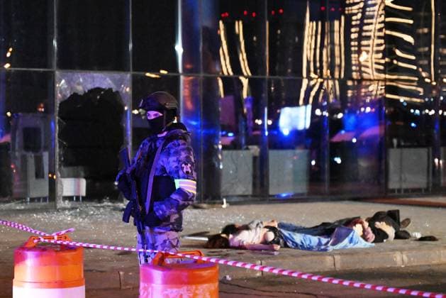 Russland, Schüsse und Brand in Konzerthalle in Moskau Russia Concert Shooting 8647758 22.03.2024 A law enforcement officer stands by bodies of victims near the Crocus City Hall concert venue following a reported shooting incident, near Moscow, Russia. Several gunmen in combat fatigues burst into a concert hall on March 22 and fired automatic weapons at the crowd, injuring an unspecified number of people. Maksim Blinov Sputnik Moscow region Russia  Copyright: xMaksimxBlinovx