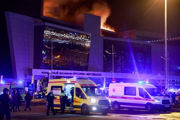 Russland, SchÃ¼sse und Brand in Konzerthalle in Moskau RUSSIA, MOSCOW REGION - MARCH 22, 2024: Ambulance vehicles are pictured outside the Crocus City Hall in the town of Krasnogorsk where unidentified persons opened fire. Evacuation is underway. Vladimir Gerdo TASS  68457485