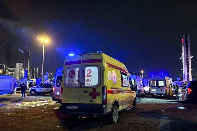 Russland, SchÃ¼sse und Brand in Konzerthalle in Moskau RUSSIA, MOSCOW REGION - MARCH 22, 2024: An ambulance vehicle is pictured outside the Crocus City Hall in the town of Krasnogorsk where unidentified persons opened fire. Evacuation is underway. Yekaterina Khristova TASS  68457507