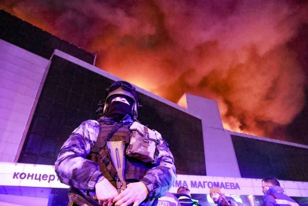 Russland, SchÃ¼sse und Brand in Konzerthalle in Moskau RUSSIA, MOSCOW REGION - MARCH 22, 2024: A serviceman guards the area outside the Crocus City Hall in the town of Krasnogorsk where unidentified persons opened fire. Evacuation is underway. Vladimir Gerdo TASS  68457641