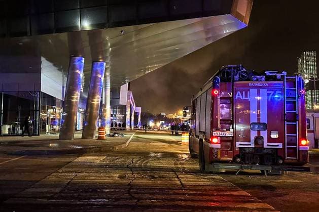 Russland, SchÃ¼sse und Brand in Konzerthalle in Moskau RUSSIA, MOSCOW REGION - MARCH 22, 2024: A fire truck is pictured outside the Crocus City Hall in the town of Krasnogorsk where unidentified persons opened fire. Evacuation is underway. Yekaterina Khristova TASS  68457698