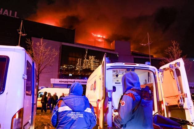 Russland, SchÃ¼sse und Brand in Konzerthalle in Moskau RUSSIA, MOSCOW REGION - MARCH 22, 2024: Ambulance workers are seen outside the Crocus City Hall in the town of Krasnogorsk where unidentified persons opened fire. Evacuation is underway. Vladimir Gerdo TASS  68457729