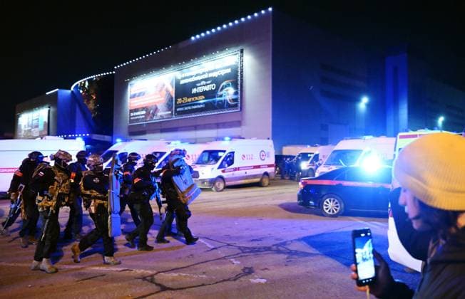 Russland, Schüsse und Brand in Konzerthalle in Moskau Russia Concert Shooting 8647769 22.03.2024 Law enforcement officers are seen near the Crocus City Hall concert venue following a reported shooting incident, near Moscow, Russia. Several gunmen in combat fatigues burst into a concert hall on March 22 and fired automatic weapons at the crowd, injuring an unspecified number of people. Maksim Blinov Sputnik Moscow region Russia  Copyright: xMaksimxBlinovx