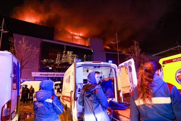 Russland, SchÃ¼sse und Brand in Konzerthalle in Moskau RUSSIA, MOSCOW REGION - MARCH 22, 2024: Ambulance workers are seen outside the Crocus City Hall in the town of Krasnogorsk where unidentified persons opened fire. Evacuation is underway. Vladimir Gerdo TASS  68457723
