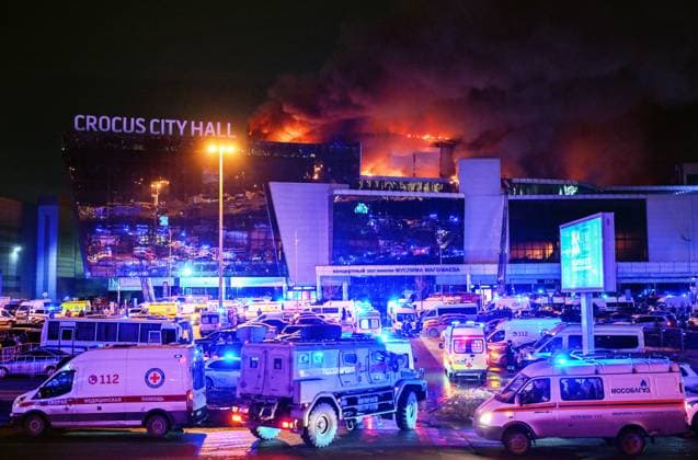 Russland, Schüsse und Brand in Konzerthalle in Moskau Russia Concert Shooting 8647776 22.03.2024 Emergency vehicles are seen near the Crocus City Hall concert venue following a reported shooting incident, near Moscow, Russia. Several gunmen in combat fatigues burst into a concert hall on March 22 and fired automatic weapons at the crowd, injuring an unspecified number of people. Maksim Blinov Sputnik Moscow region Russia  Copyright: xMaksimxBlinovx