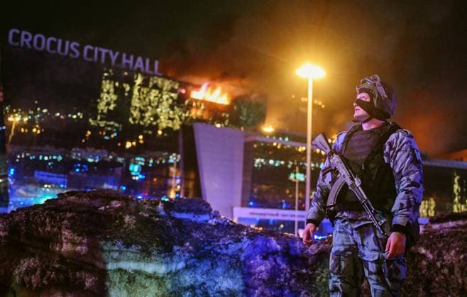 Russland, Schüsse und Brand in Konzerthalle in Moskau Russia Concert Shooting 8647779 22.03.2024 A law enforcement officer stands guard near the Crocus City Hall concert venue following a reported shooting incident, near Moscow, Russia. Several gunmen in combat fatigues burst into a concert hall on March 22 and fired automatic weapons at the crowd, injuring an unspecified number of people. Maksim Blinov Sputnik Moscow region Russia  Copyright: xMaksimxBlinovx