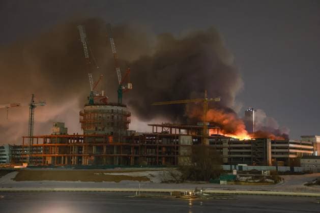 Russland, SchÃ¼sse und Brand in Konzerthalle in Moskau RUSSIA, MOSCOW REGION - MARCH 22, 2024: Smoke rises over the Crocus City Hall in the town of Krasnogorsk where unidentified persons opened fire. Evacuation is underway. Vyacheslav Prokofyev TASS  68457865