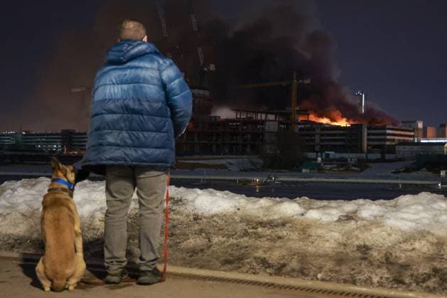 Russland, SchÃ¼sse und Brand in Konzerthalle in Moskau RUSSIA, MOSCOW REGION - MARCH 22, 2024: Smoke rises over the Crocus City Hall in the town of Krasnogorsk where unidentified persons opened fire. Evacuation is underway. Vyacheslav Prokofyev TASS  68457901