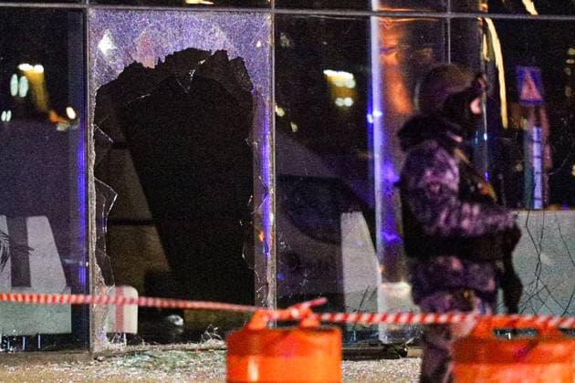 Russland, SchÃ¼sse und Brand in Konzerthalle in Moskau RUSSIA, MOSCOW REGION - MARCH 22, 2024: A broken window is pictured at the Crocus City Hall in the town of Krasnogorsk where unidentified persons opened fire. Evacuation is underway. Yekaterina Khristova TASS  68457867