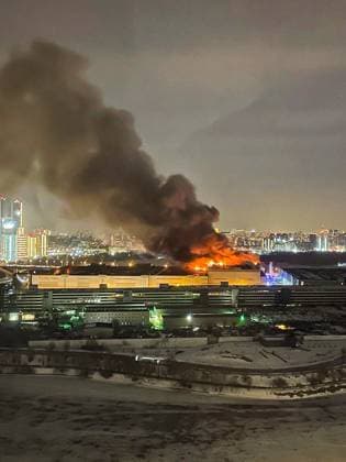 Russland, SchÃ¼sse und Brand in Konzerthalle in Moskau RUSSIA, MOSCOW REGION - MARCH 22, 2024: Smoke rises over the Crocus City Hall in the town of Krasnogorsk where unidentified persons opened fire. Evacuation is underway. Valery Sturit TASS  68458126