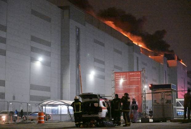 Russland, Schüsse und Brand in Konzerthalle in Moskau Russia Concert Shooting 8647799 22.03.2024 Firefighters are seen near the Crocus City Hall concert venue following a reported shooting incident, near Moscow, Russia. The Russian Federal Security Service (FSB) said that there are people dead and injured as a result of the terrorist attack in the concert hall in Moscow region. A massive fire has also broken out at the venue. Evgeny Biyatov Sputnik Moscow region Russia  Copyright: xEvgenyxBiyatovx