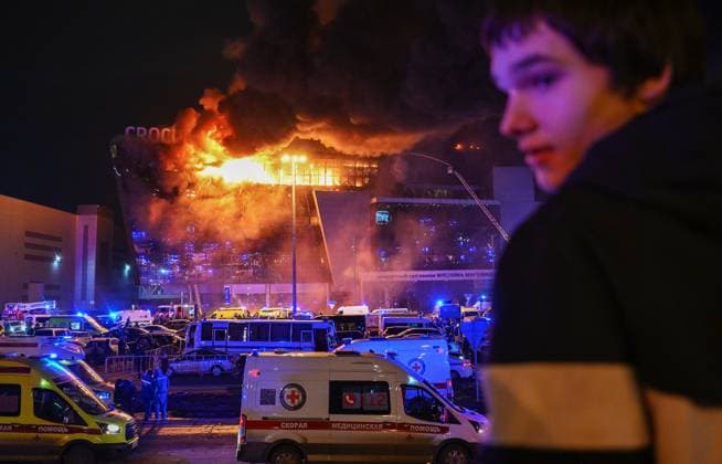 Russland, Schüsse und Brand in Konzerthalle in Moskau Russia Terrorist Attack 8647800 22.03.2024 Firefighters work to extinguish fire at the burning Crocus City Hall concert venue following a shooting incident, outside Moscow, Russia. The Russian Federal Security Service (FSB) said that there are people dead and injured as a result of the terrorist attack in the concert hall in Moscow region. A massive fire has also broken out at the venue. Maksim Blinov Sputnik Moscow region Russia  Copyright: xMaksimxBlinovx